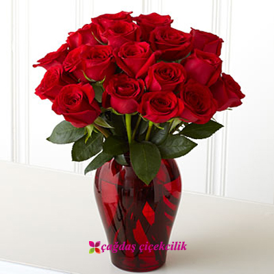 Vazoda İthal Kırmızı Güller